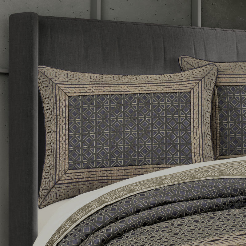 Alaro Comforter Set