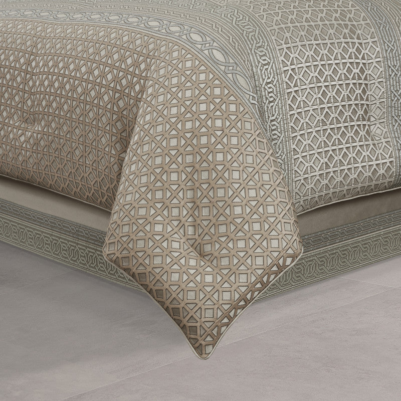 Alaro Comforter Set