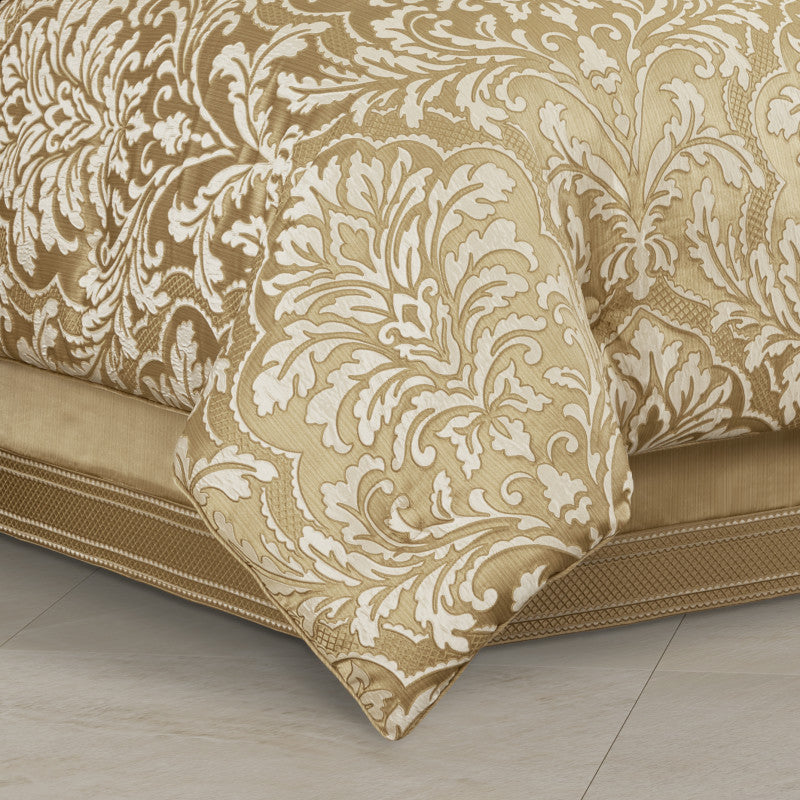 Aurelia Comforter Set