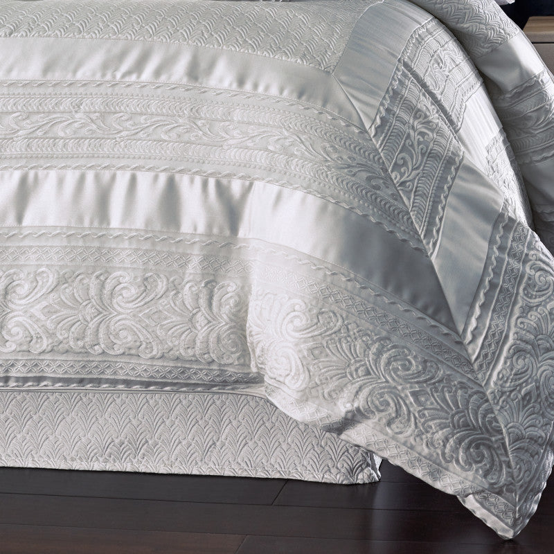 Becco Comforter Set