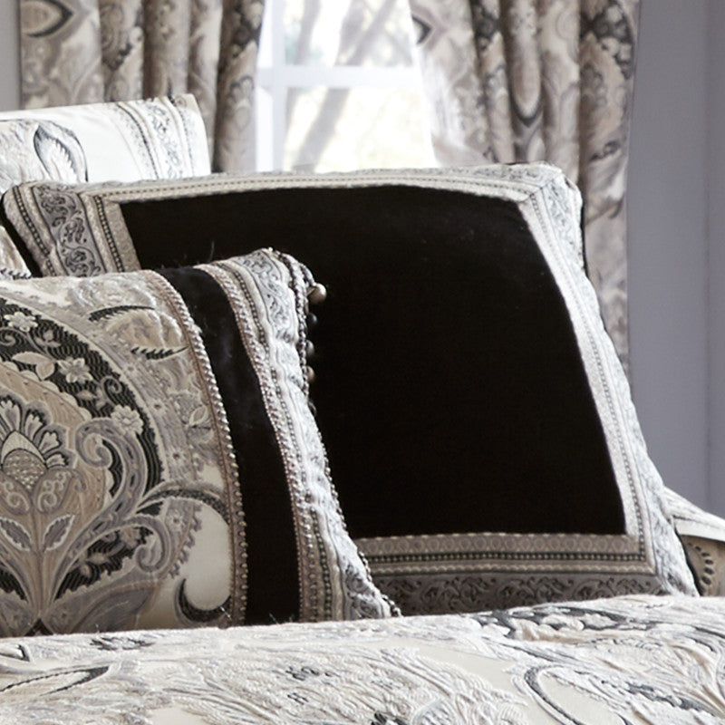 Guiliana 18" Square Decorative Throw Pillow