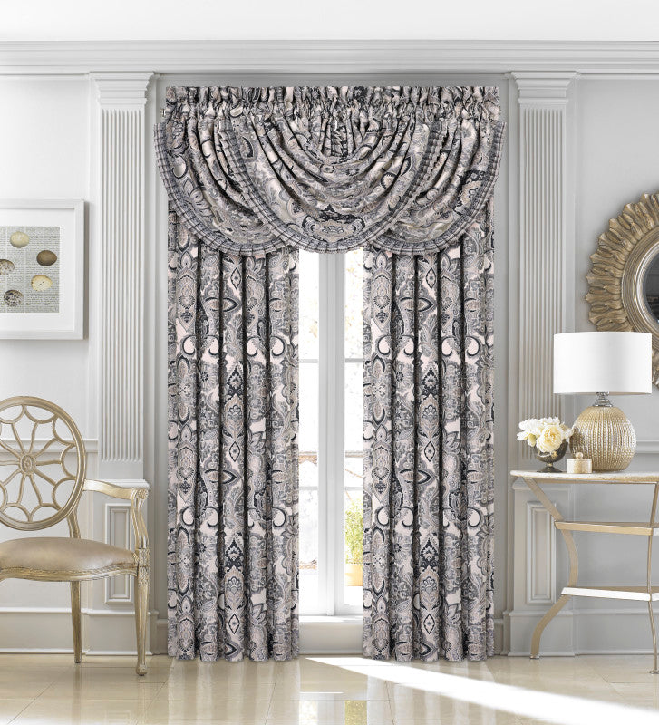 Guiliana Comforter Set