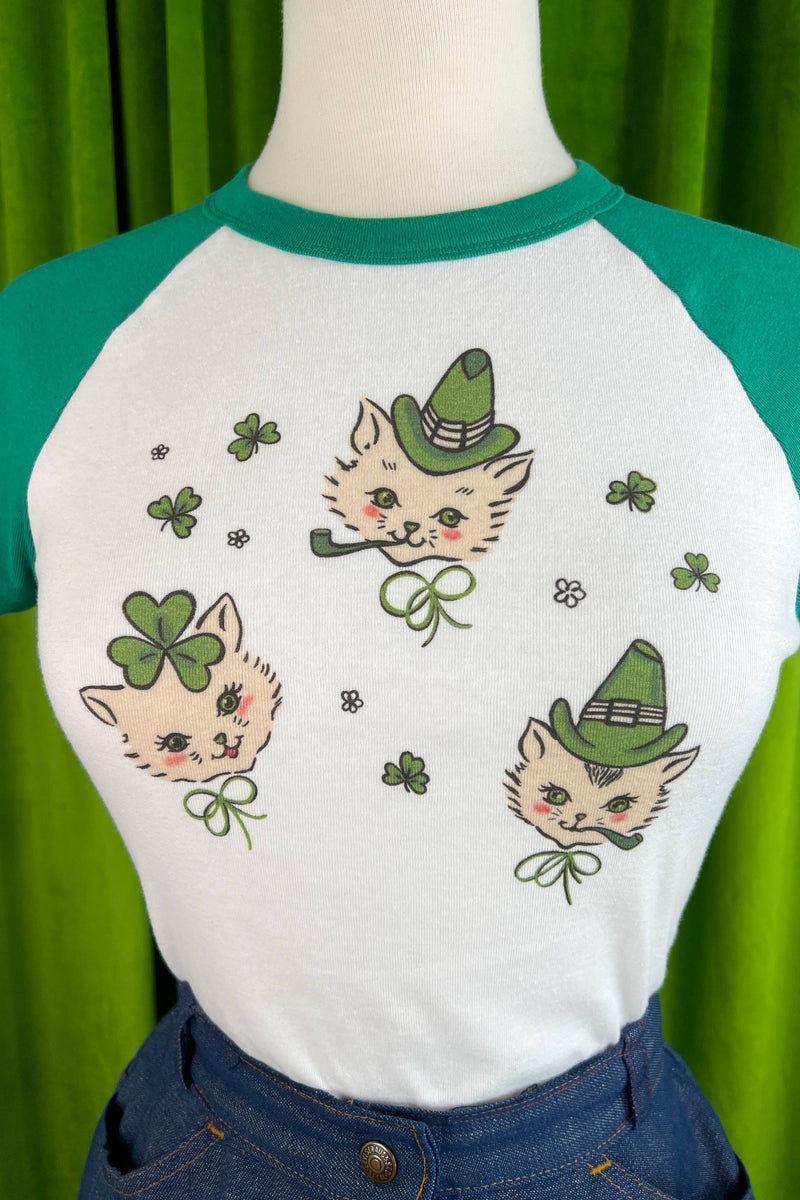 Quirks! T-shirt Paddy Cat Cropped Raglan Baby tee in White/Green SMALL