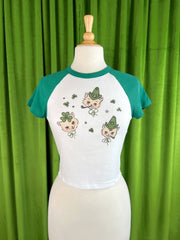 Quirks! T-shirt Paddy Cat Cropped Raglan Baby tee in White/Green SMALL
