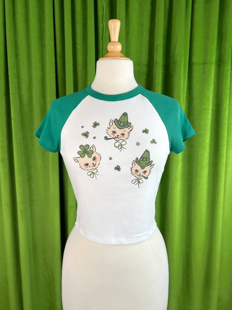 Quirks! T-shirt Paddy Cat Cropped Raglan Baby tee in White/Green SMALL