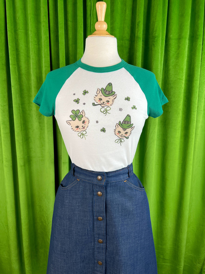 Quirks! T-shirt Paddy Cat Cropped Raglan Baby tee in White/Green SMALL